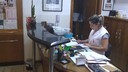 Secretária na recepção.