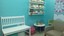 Sala de espera com cantinho de leitura e brinquedos